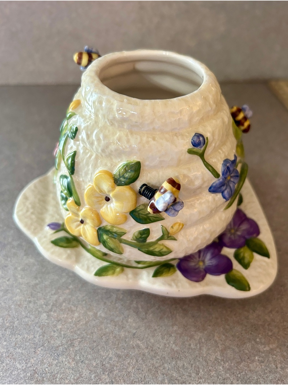 Home Interiors Ceramic Beehive candle plate with topper
